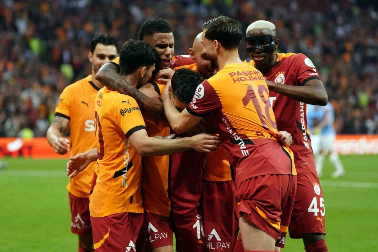 Trendyol Süper Lig: Galatasaray: 1 - Başakşehir: 0 (İlk yarı)
