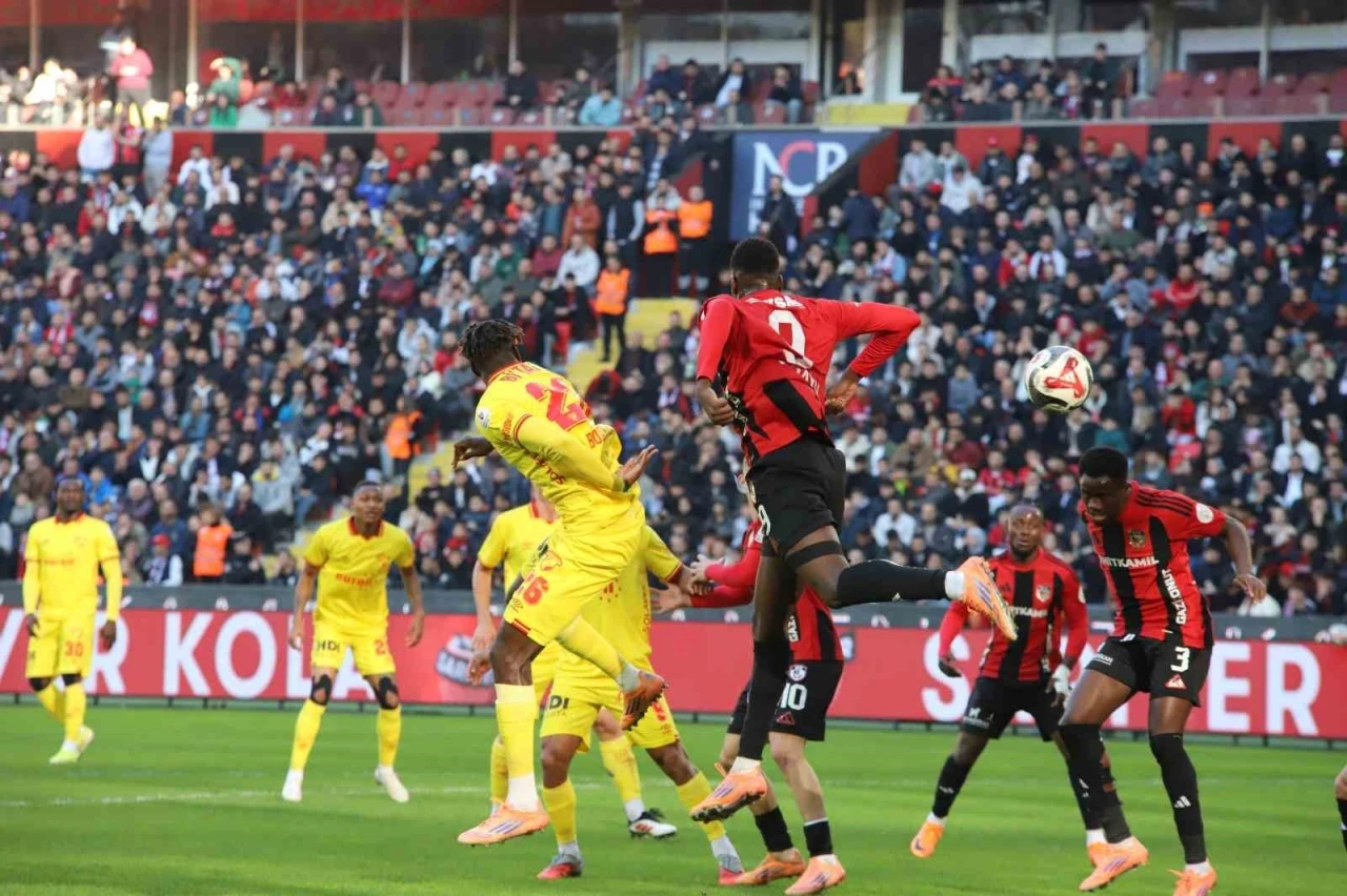 Trendyol Süper Lig: Gaziantep FK: 0 - Göztepe: 0 (İlk yarı)
