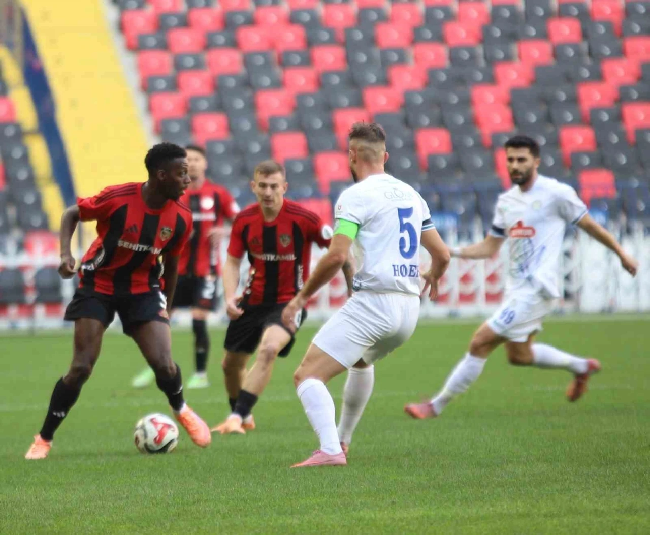 Trendyol Süper Lig: Gaziantep FK: 1 - Çaykur Rizespor: 1 (İlk yarı)
