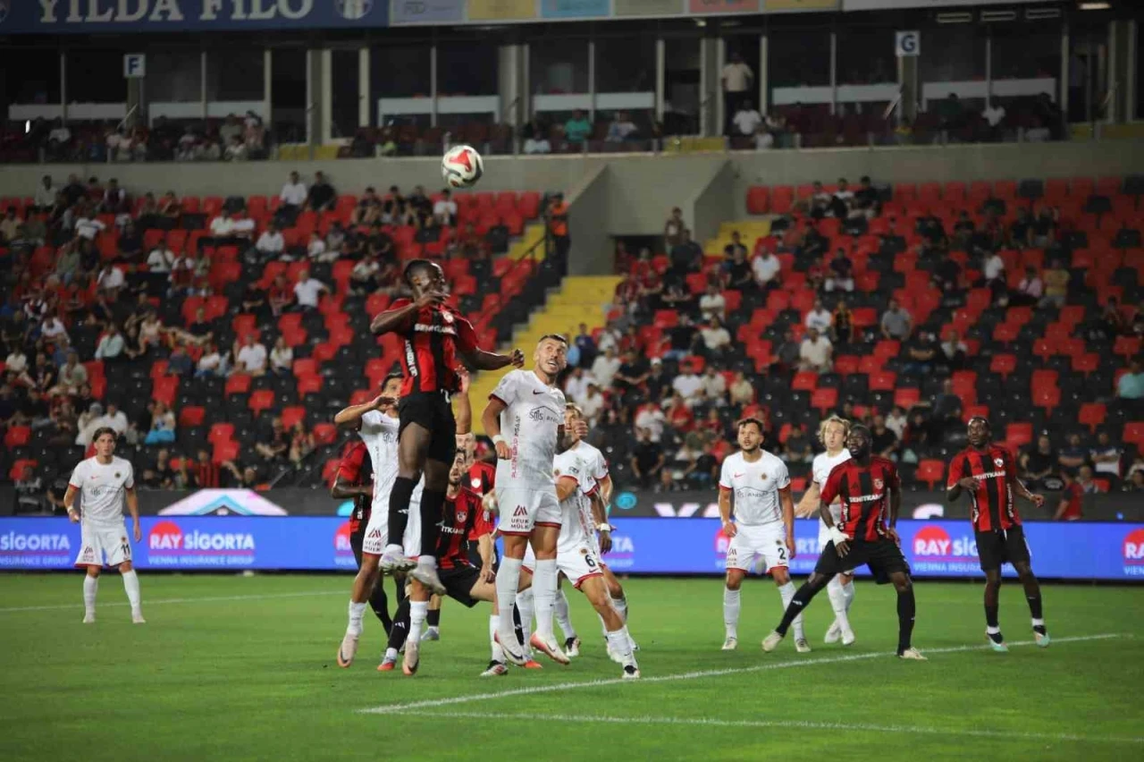 Trendyol Süper Lig: Gaziantep FK: 1 - Gençlerbirliği: 1 (İlk yarı)
