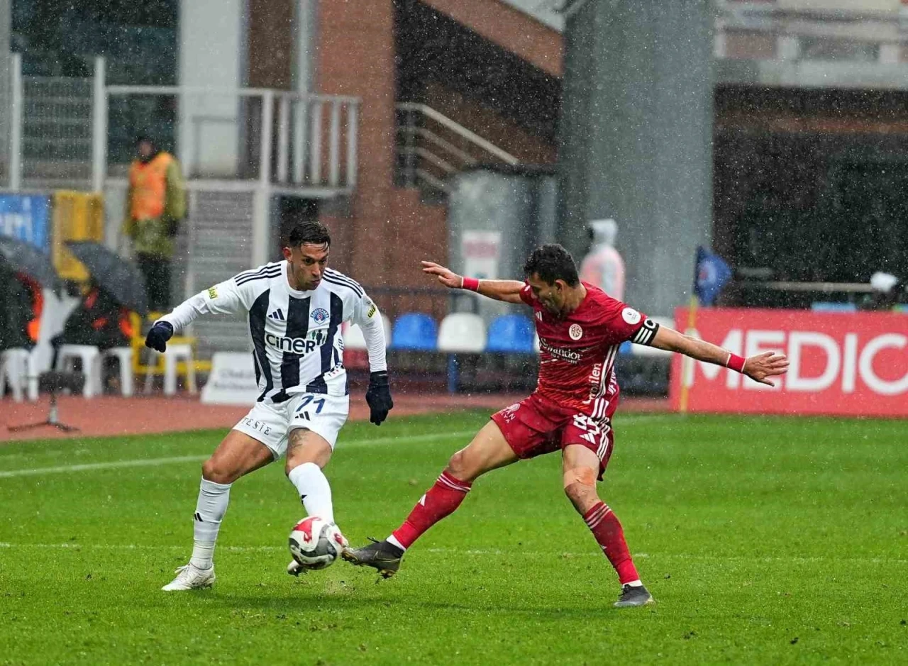 Trendyol S&uuml;per Lig: Kasımpaşa: 0 - Antalyaspor: 0 (İlk yarı)
