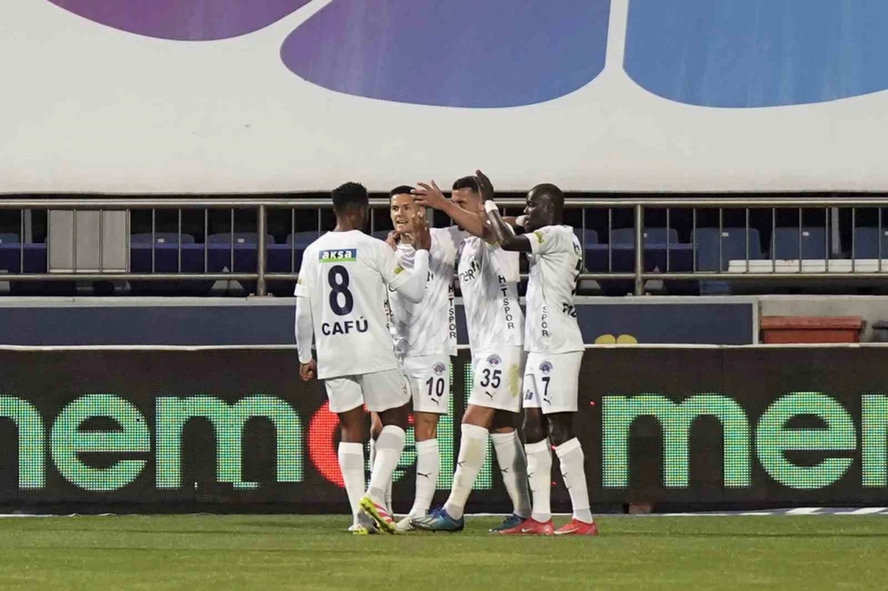Trendyol Süper Lig: Kasımpaşa: 1 - Trabzonspor: 0 (İlk yarı)
