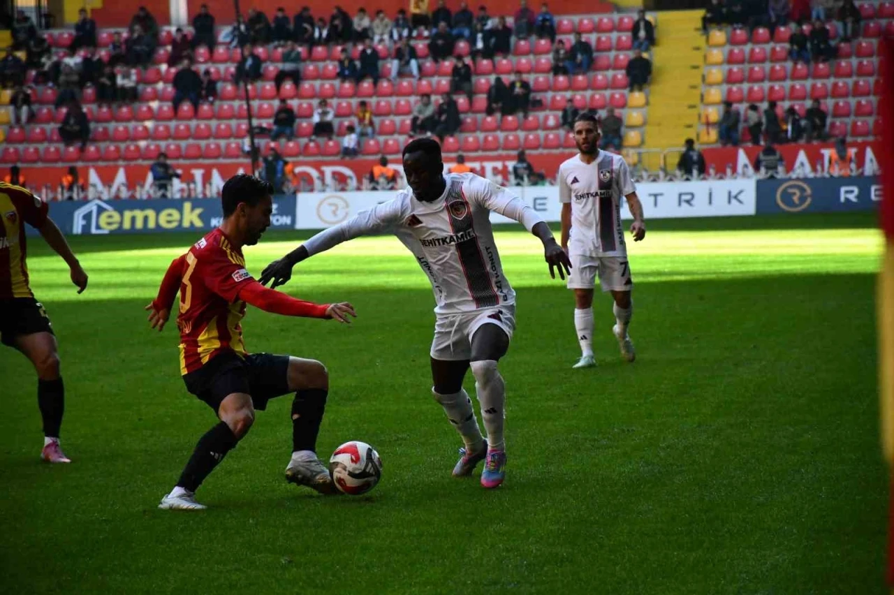 Trendyol Süper Lig: Kayserispor: 0 - Gaziantep FK: 2 (İlk yarı)
