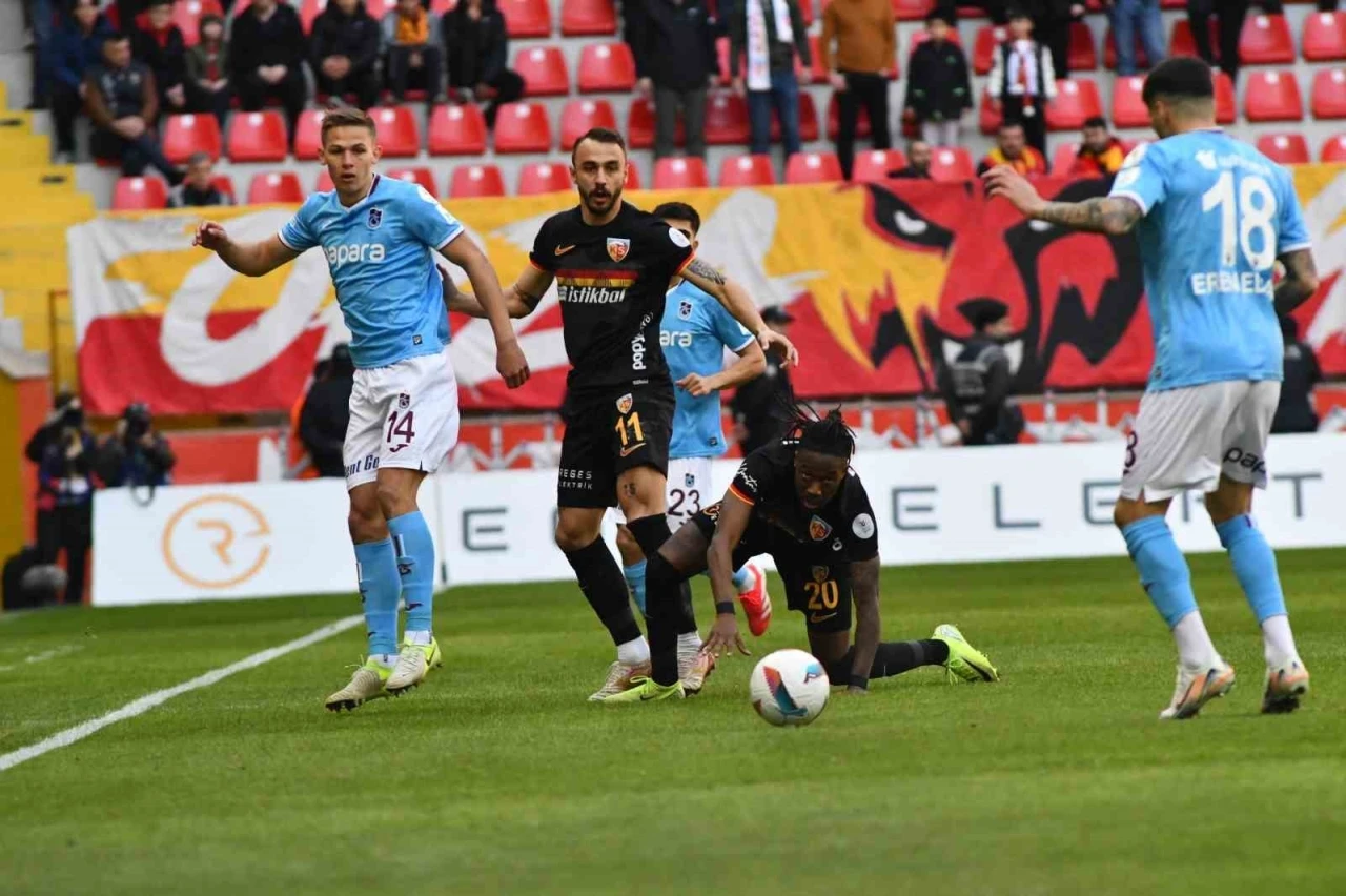 Trendyol Süper Lig: Kayserispor: 0 - Trabzonspor: 0 (Maç devam ediyor)