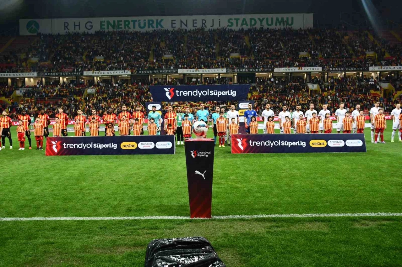 Trendyol Süper Lig: Kayserispor: 2 - Antalyaspor: 1 (İlk yarı)
