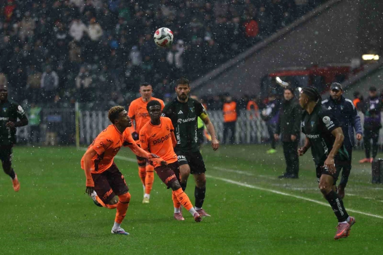 Trendyol S&uuml;per Lig: Kocaelispor: 1 - Trabzonspor: 1 (İlk yarı)
