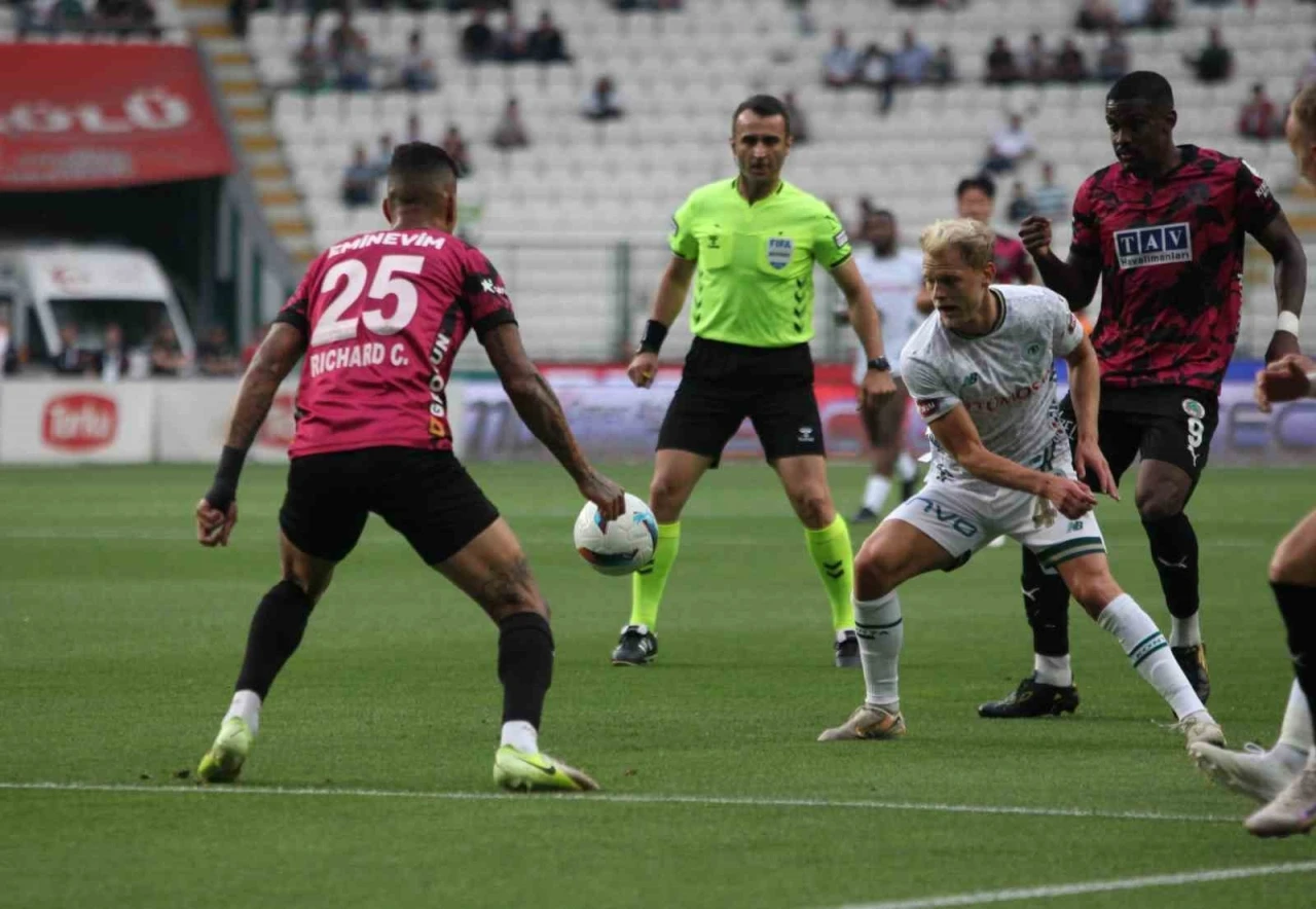 Trendyol Süper Lig: Konyaspor: 0 - Alanyaspor: 2 (İlk yarı)
