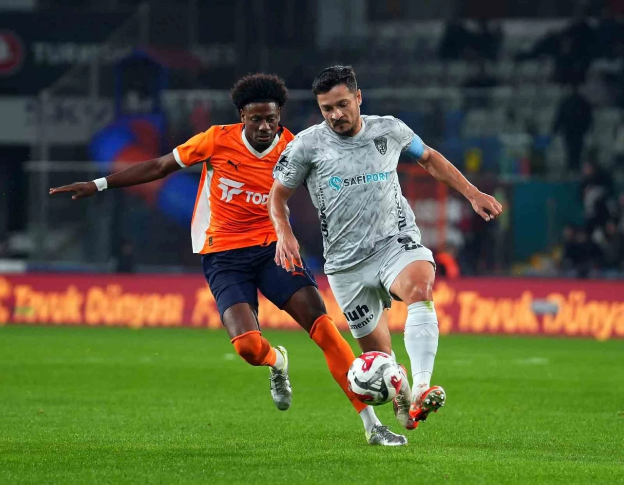 Trendyol Süper Lig: RAMS Başakşehir: 0 - Kocaelispor: 0 (İlk yarı)