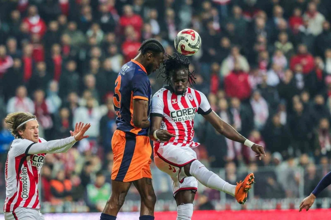 Trendyol Süper Lig: Samsunspor: 0 - RAMS Başakşehir: 0 (İlk yarı)
