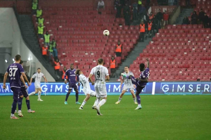 Trendyol Süper Lig: Samsunspor: 1 - Beşiktaş: 1 (İlk yarı)