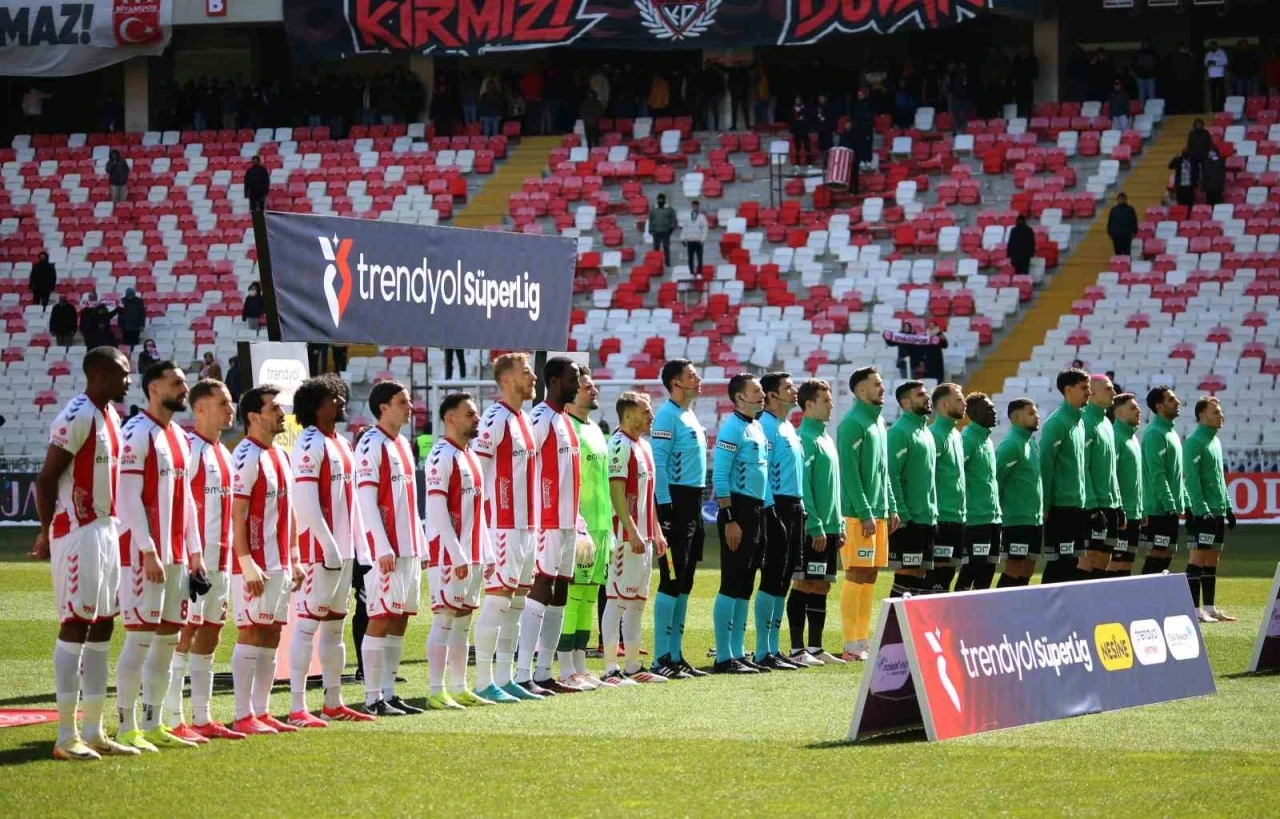 Trendyol Süper Lig: Sivasspor: 1 - Konyaspor: 1 (İlk yarı)