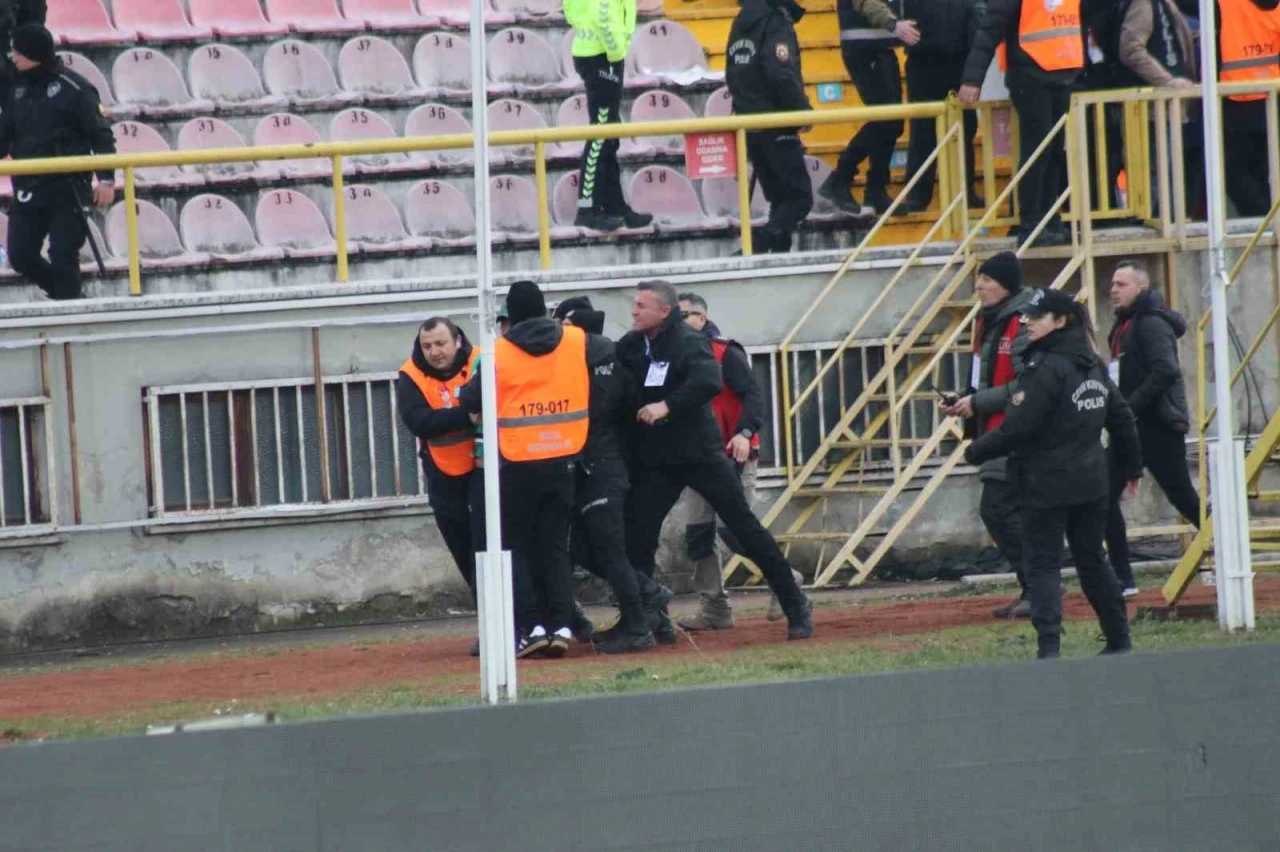 Trib&uuml;nden atlayan Sakaryasporlu taraftarlar kelep&ccedil;eyle sahadan &ccedil;ıkartıldı
