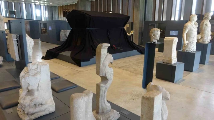 Troya Müzesi’nde sergilen Polyksena’nın kurban edilmesinin betimlendiği Polyksena Lahti, siyah örtüyle kapatıldı
