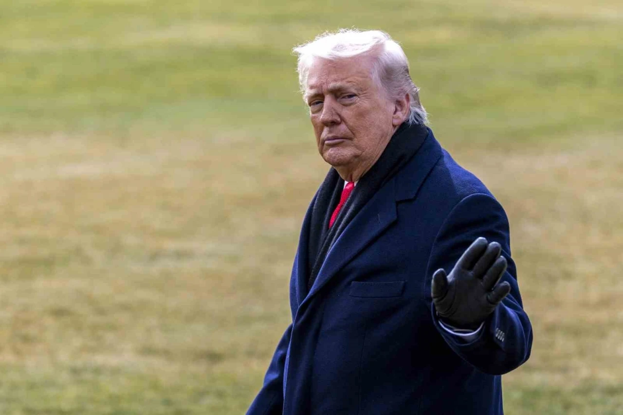 Trump, Gr&ouml;nland&rsquo;ın satın alımına karşı &ccedil;ıkan 8 Avrupa &uuml;lkesine y&uuml;zde 10 g&uuml;mr&uuml;k vergisi yaptırımı uygulayacak
