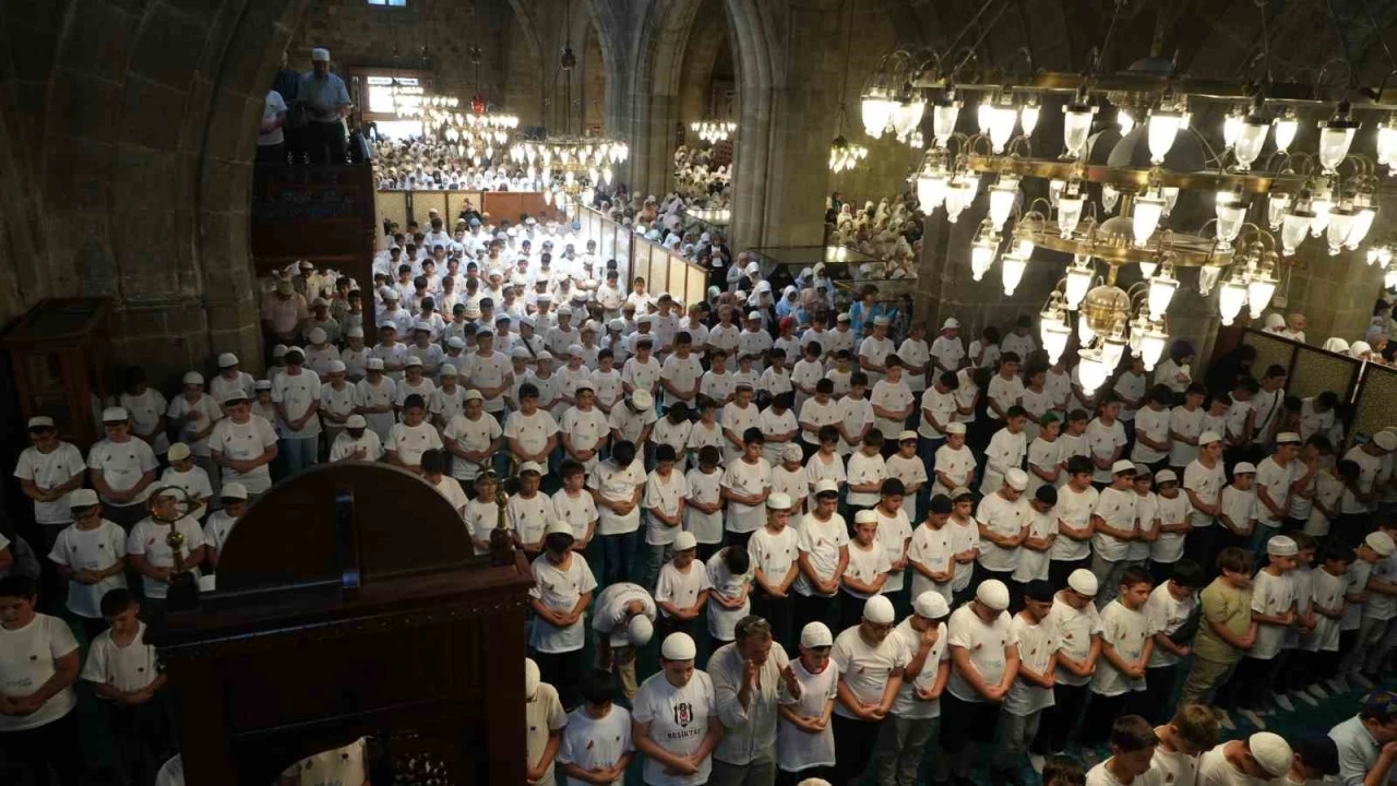 TÜGVA, Erzurum’da 6 bin 237 öğrenciyi Ulu Cami’de buluşturdu
