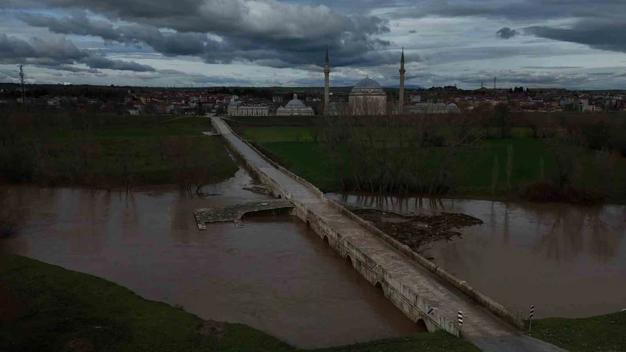 Tunca Nehri alarm veriyor: Tarım arazileri sular atında kaldı
