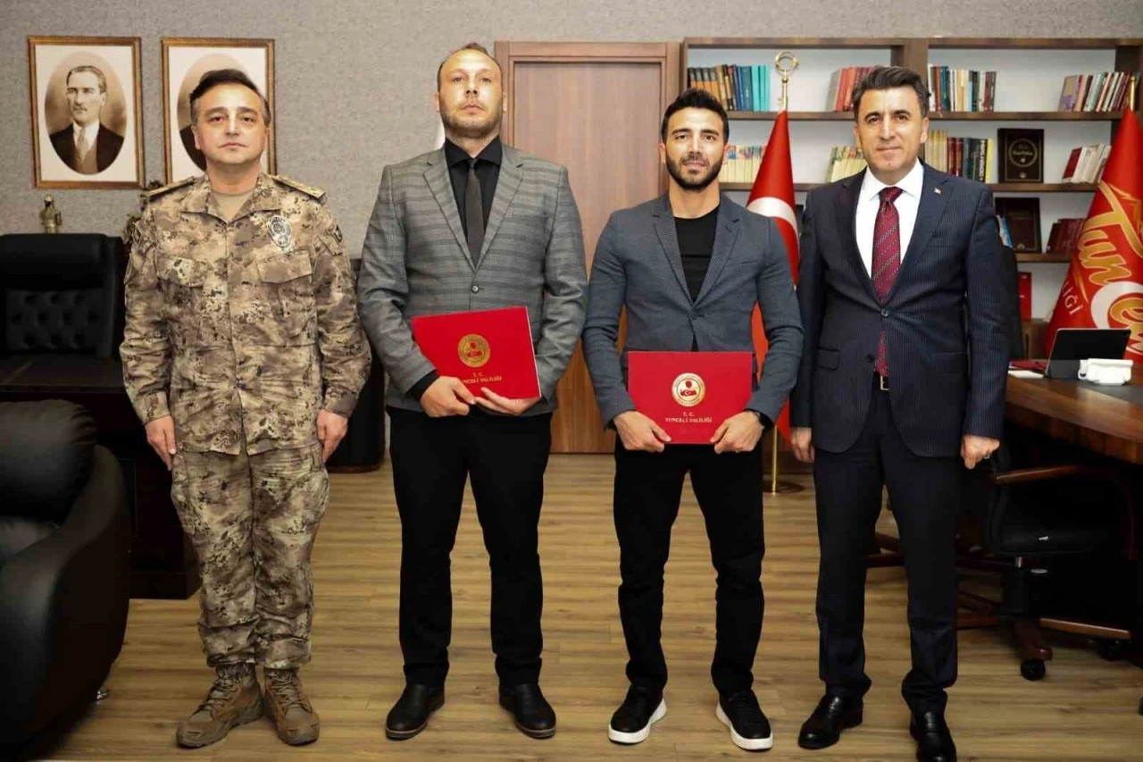Tunceli&rsquo;de boğulma tehlikesi ge&ccedil;iren &ccedil;ocuğu kurtaran polisler &ouml;d&uuml;llendirildi
