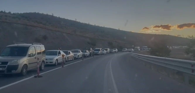 Tunceli’de feribot seferleri durduruldu: 3 kilometre araç kuyruğu oluştu
