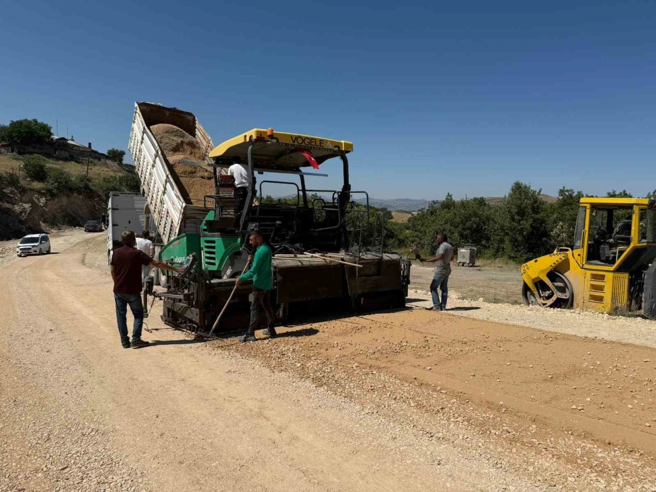 Tunceli’de grup köy yollarında sıcak asfalt çalışması başladı
