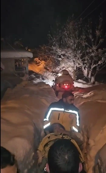 Tunceli&rsquo;de kapalı yollar aşıldı, ayağı kırılan yaşlı kadın hastaneye ulaştırıldı
