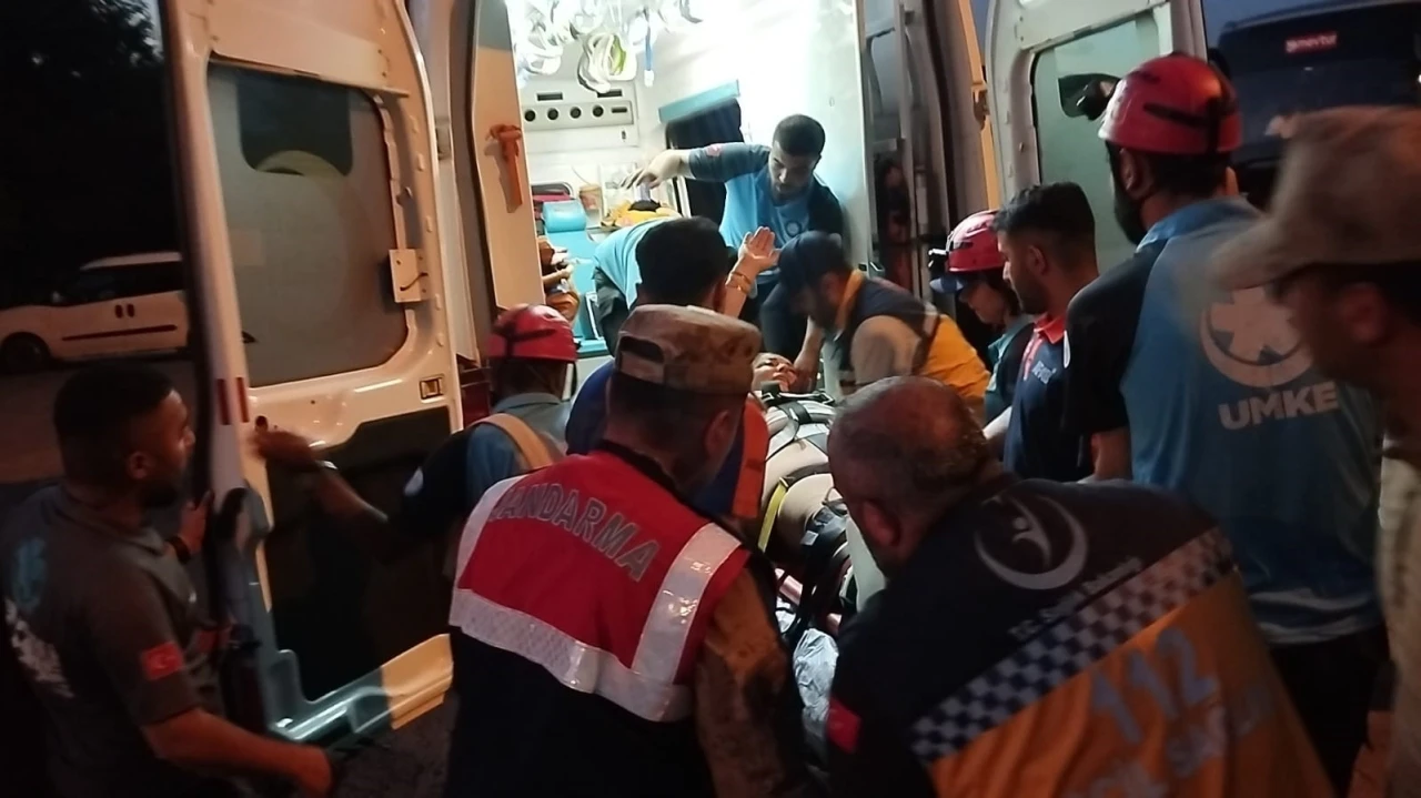 Tunceli’de kayalıkta düşen kadın ekiplerce kurtarıldı
