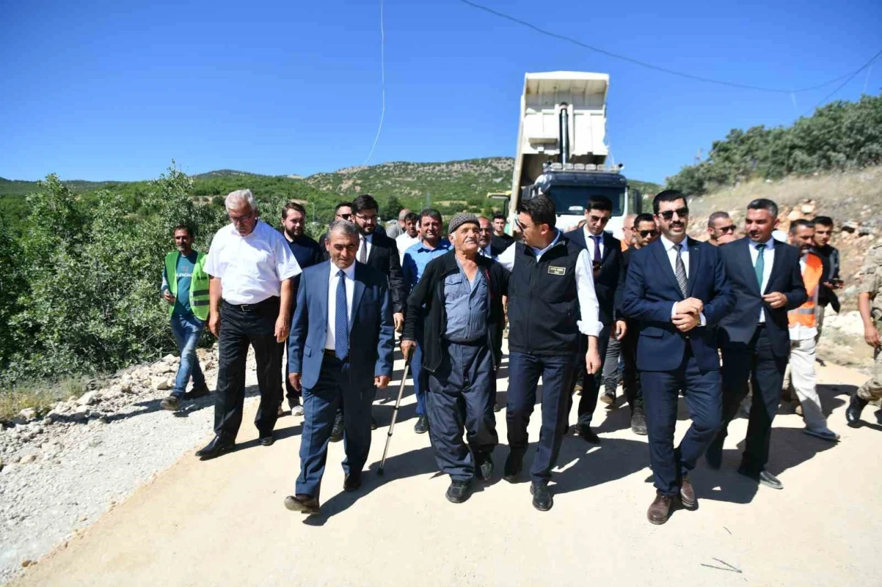 Tunceli’de köy yolları sıcak asfalta tanışıyor
