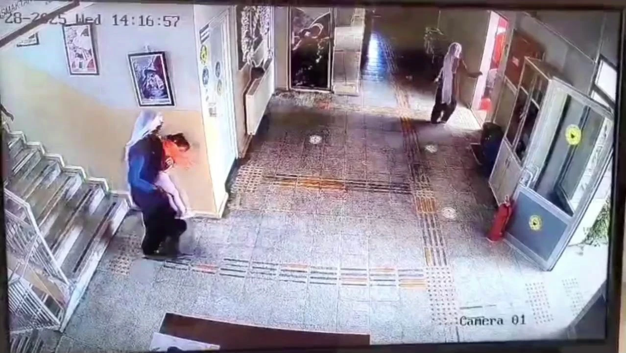 Tunceli’de müdürün Heimlich manevrası, minik çocuğun hayatını kurtardı
