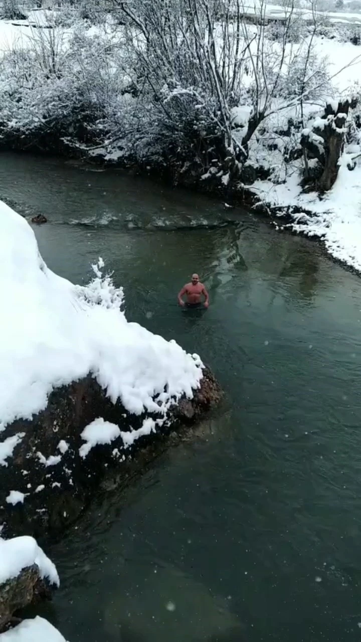 Tunceli&rsquo;de sıra dışı anlar: Aynı vadide su samurları ve buz gibi suda y&uuml;zen gen&ccedil;ler dikkat &ccedil;ekti
