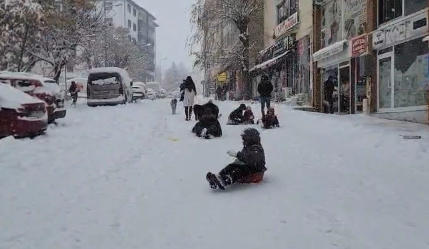 Tunceli&rsquo;de yılbaşı tatilinin tadını &ccedil;ocuklar &ccedil;ıkarıyor
