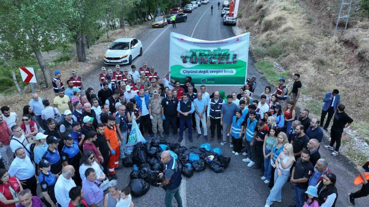 Tunceli’deki temizlik kampanyasına vali de katıldı
