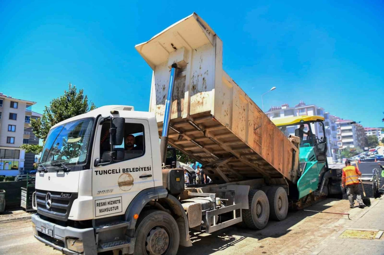 Tunceli merkezde sıcak asfalt serimi yapıldı
