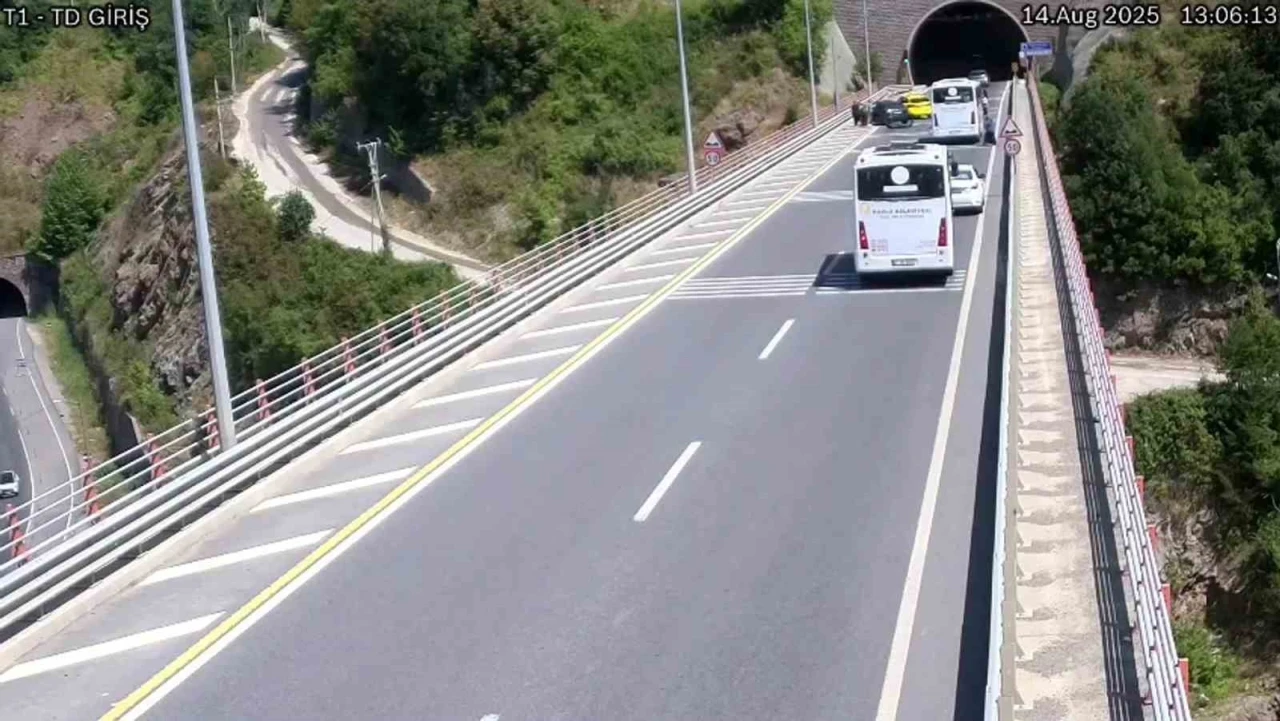 Tünel çıkışında geri manevra yapan halk otobüsü kazaya yol açtı
