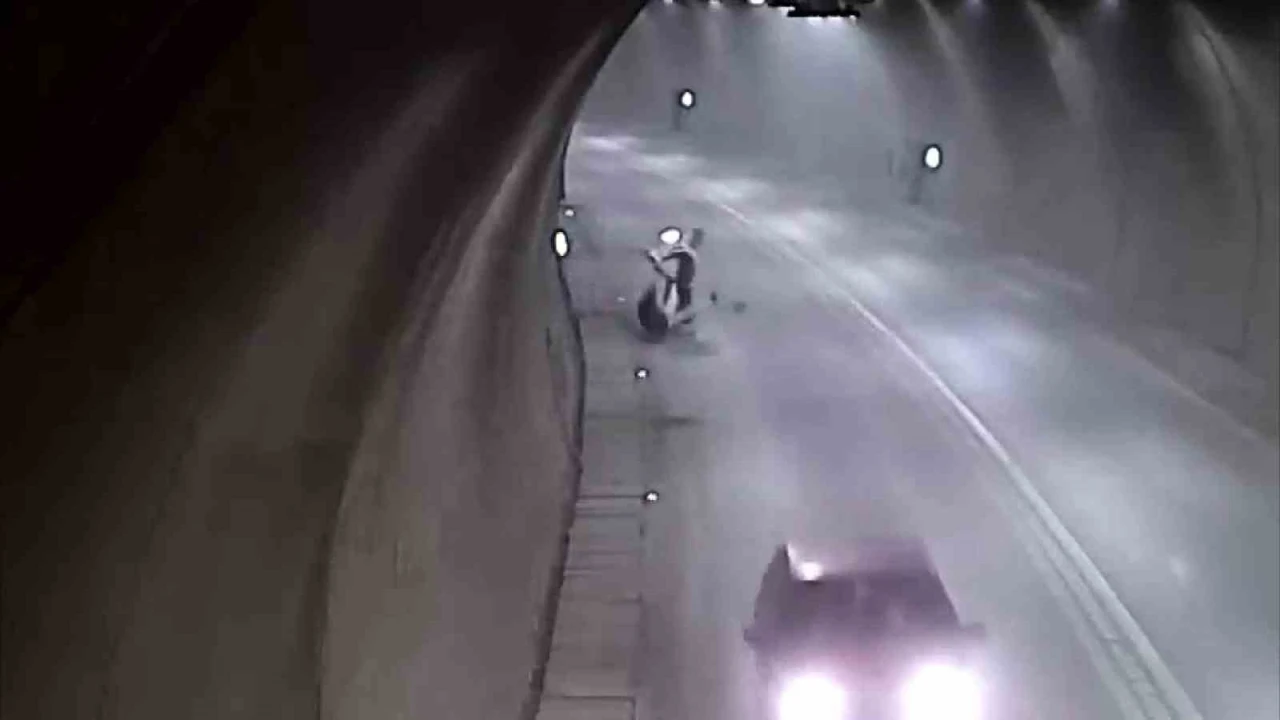 T&uuml;nelde motosikletle takla attı, bir dakika sonra yoluna devam etti
