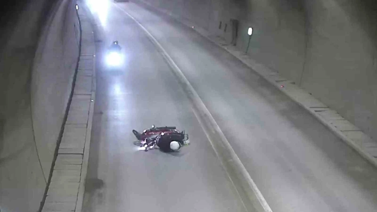 T&uuml;nelde motosikletten d&uuml;ş&uuml;p metrelerce s&uuml;r&uuml;klendi: Kaza anı kamerada
