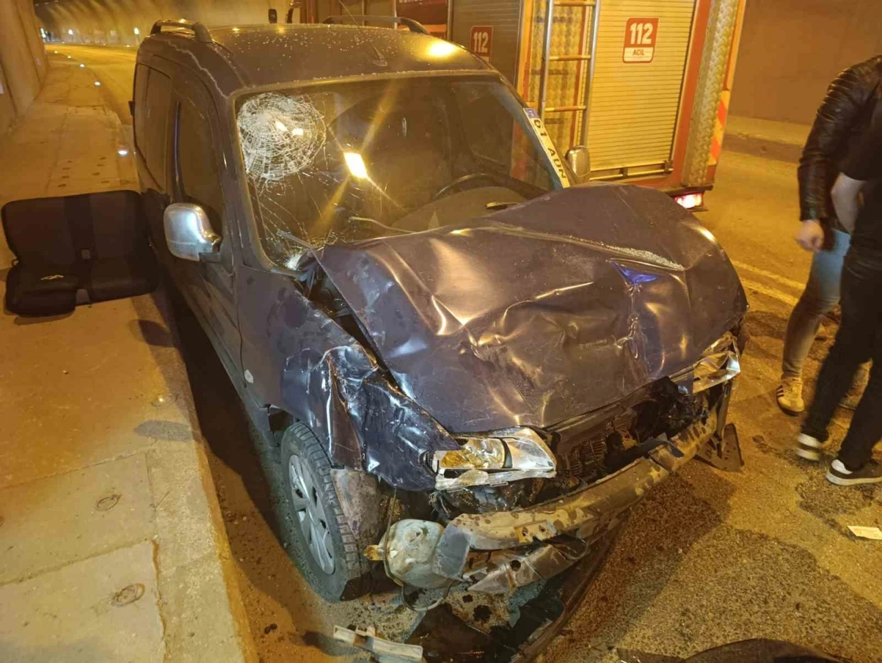 Tünelde yapılan sollama kazayla sonuçlandı: 2’si çocuk 5 yaralı
