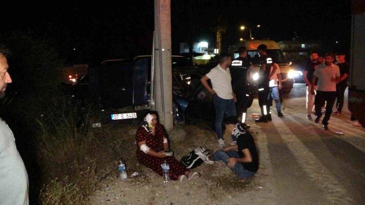 Tur aracıyla çarpışan Tofaş’taki 3 kişi yaralandı
