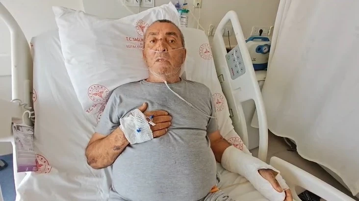 Tur otob&uuml;s&uuml;n&uuml;n sıkıştırdığını iddia ettiği motosiklet s&uuml;r&uuml;c&uuml;s&uuml; ağır yaralandı
