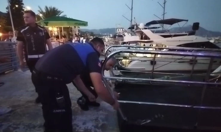 Tur teknesi &ccedil;alışanlarının birbirine girdiği kavga anı g&ouml;r&uuml;nt&uuml;lendi
