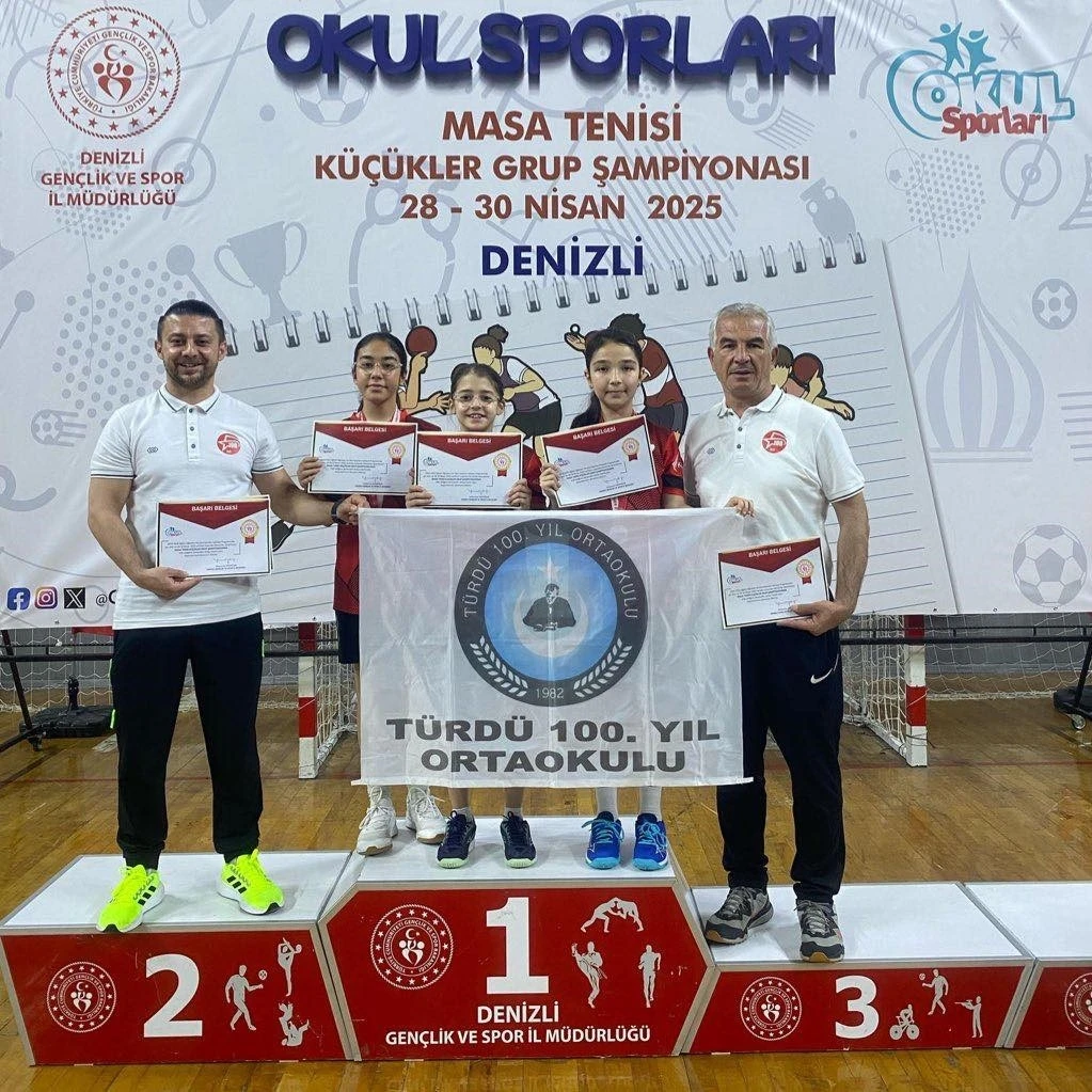 Türdü 100. yıl ortaokulu kız masa tenisi takımı grup şampiyonu oldu
