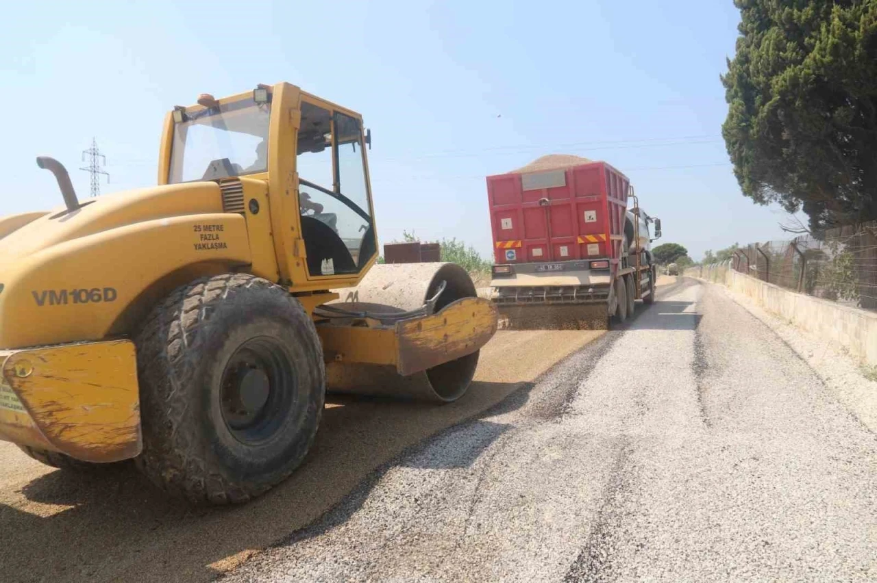 Turgutlu Belediyesi Fen İşleri Müdürlüğünden eş zamanlı ve yoğun yol mesaisi
