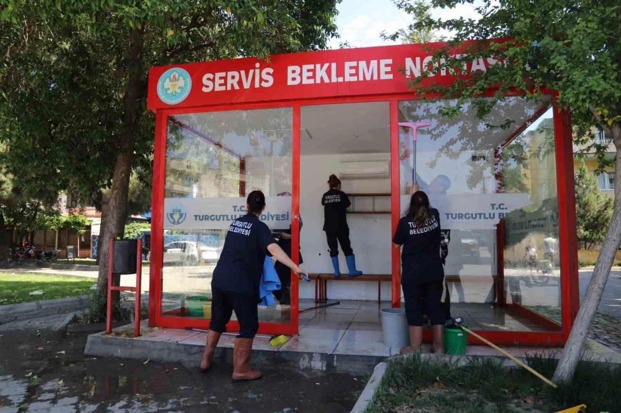 Turgutlu Belediyesi Temizlik İşleri Müdürlüğünden bahar T-temizliği

