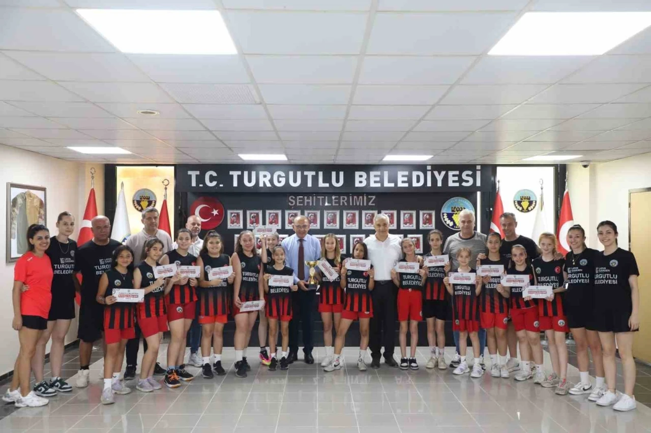 Turgutlu Belediyespor ikincilik kupasını Başkan Akın’la paylaştı
