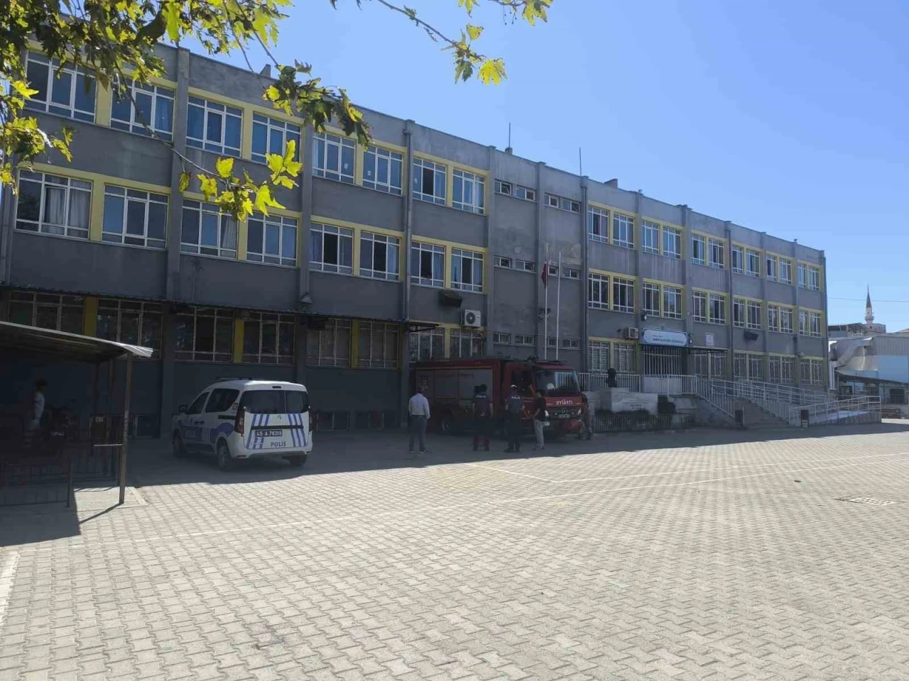 Turgutlu’da 3 çocuk okulda mahsur kaldı
