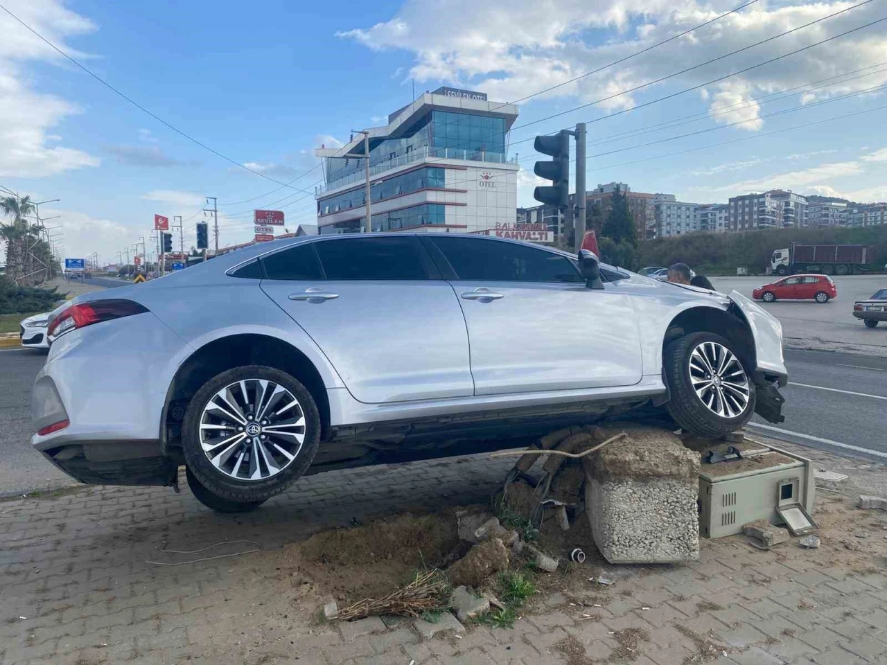 Turgutlu&rsquo;da otomobil ref&uuml;je &ccedil;ıktı: 1 yaralı
