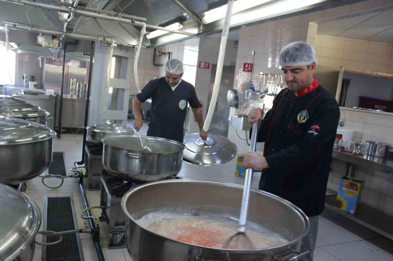 Turgutlu’da ’Sizden gelen bağışlarla aş olalım sofralara’ kampanyası devam ediyor
