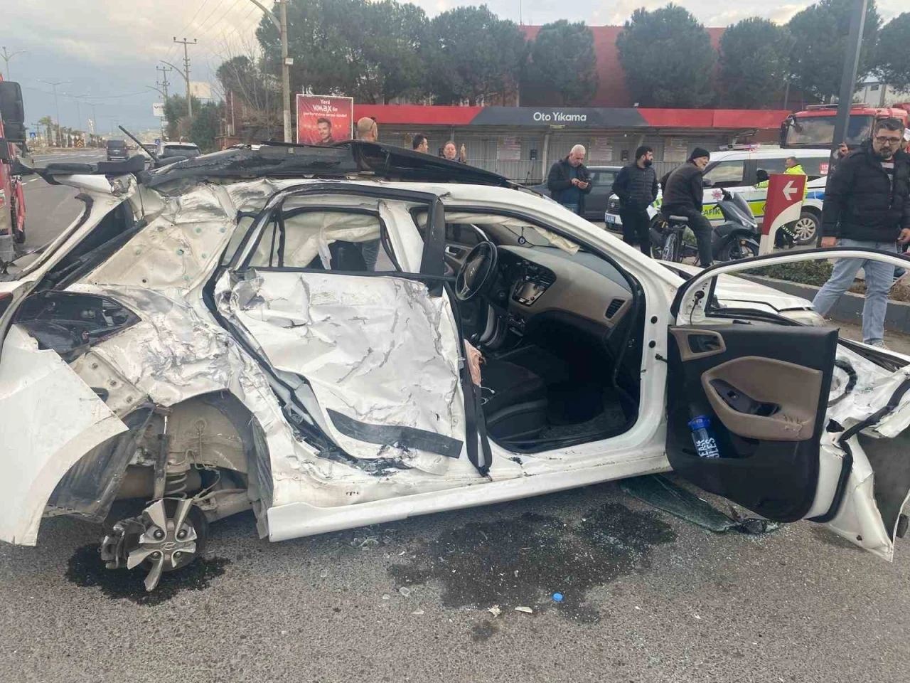 Turgutlu&rsquo;da yolcu otob&uuml;s&uuml; ile otomobil &ccedil;arpıştı: 3 yaralı
