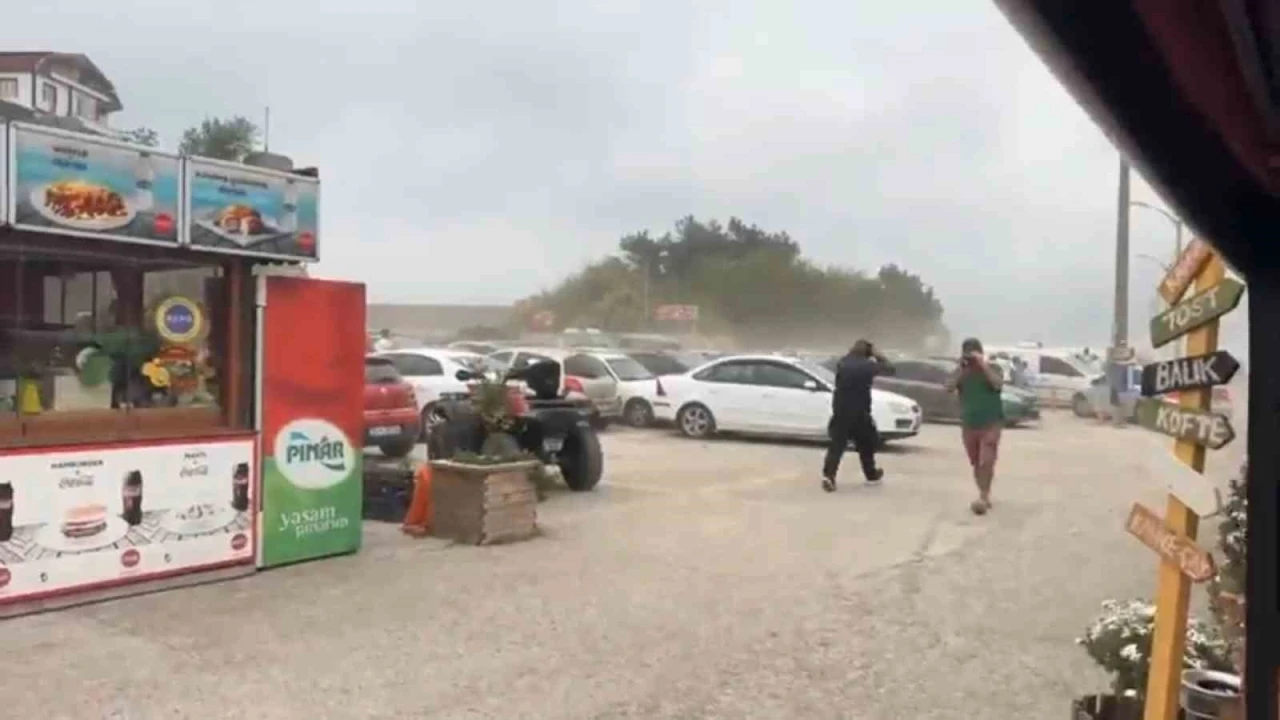 Turistik ilçede fırtına tozu dumana kattı

