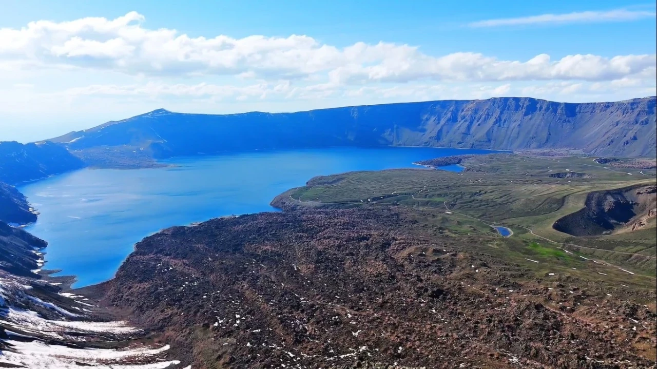 Turizm sezonu açılan Nemrut Kalderası havadan görüntülendi
