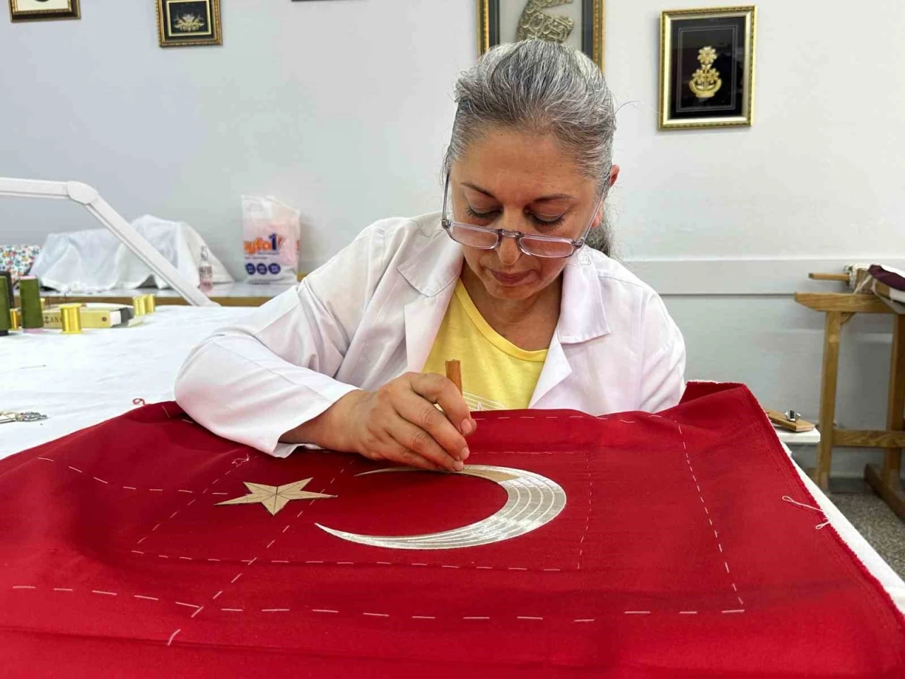 T&uuml;rk bayrağı geleneksel sim sarma ve pesent teknikleriyle işleniyor
