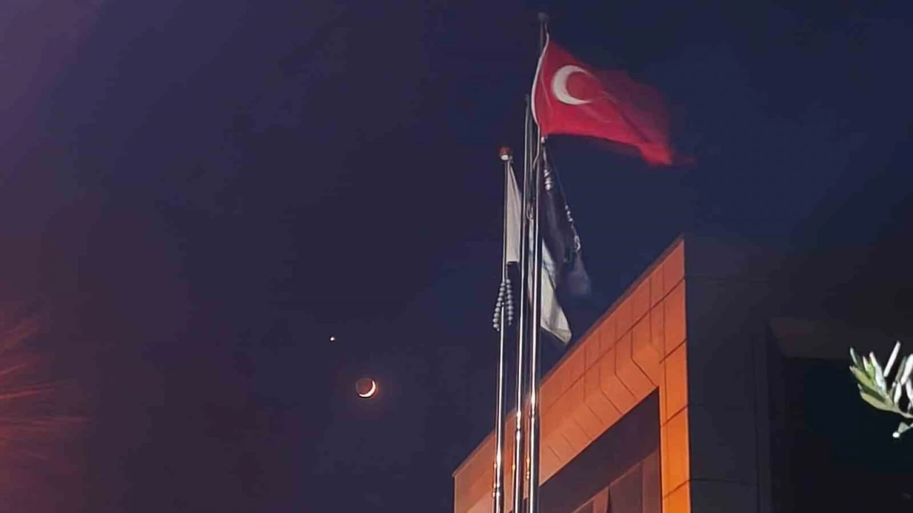 T&uuml;rk bayrağı ile ay ve yıldız aynı karede
